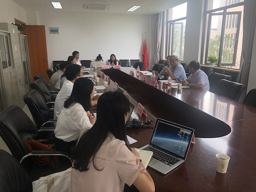 范国睿教授与色情视频
青年教师交流