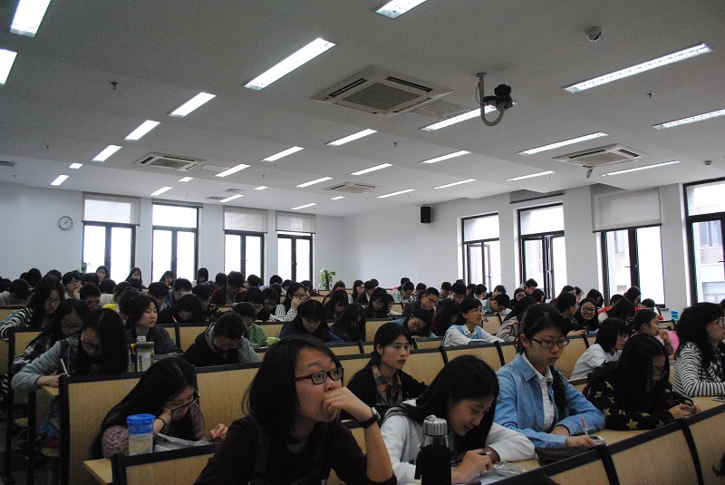 1460553819393439.jpg 图为同学们聆听讲座.JPG